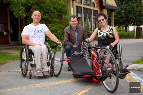 Le champion canadien Charles Moreau, en compagnie du conseiller municipal Patrick Paulin et de la président honoraire du Comité consultatif de la politique d'accessibilité universelle, Marylène Morin. La Tribune, Yanick Poisson